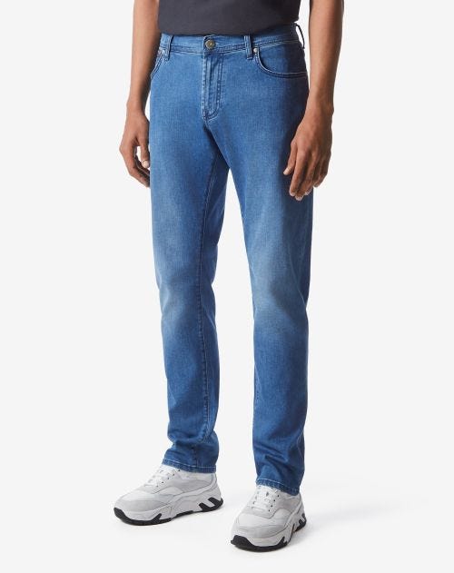 Blauwe jeans met 5 zakken in stretchdenim met logo
