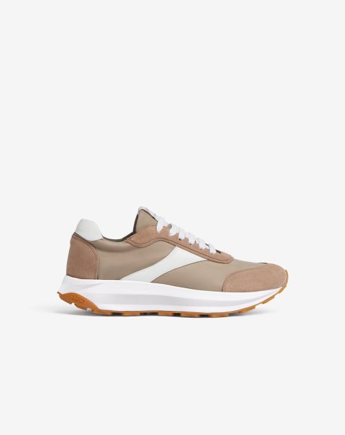Natural-colored trimaterial soft running shoe
